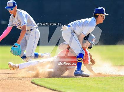 Thumbnail 3 in Bishop Amat vs La Salle photogallery.