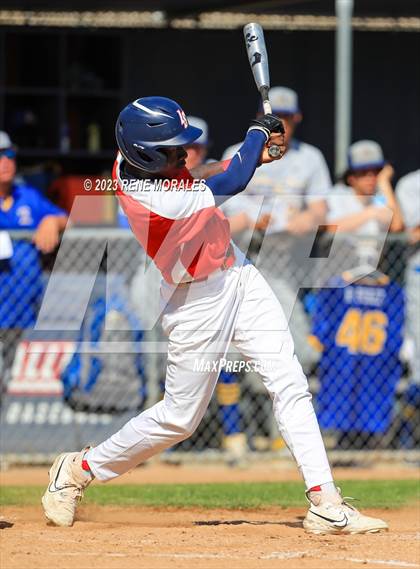 Thumbnail 3 in Bishop Amat vs La Salle photogallery.