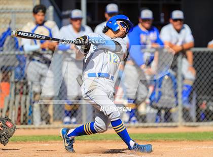 Thumbnail 3 in Bishop Amat vs La Salle photogallery.