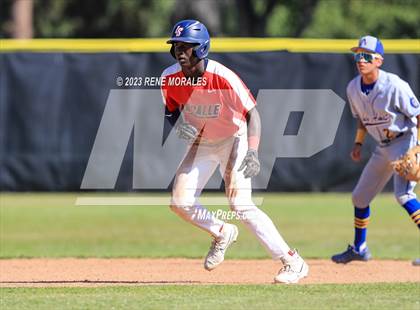 Thumbnail 3 in Bishop Amat vs La Salle photogallery.