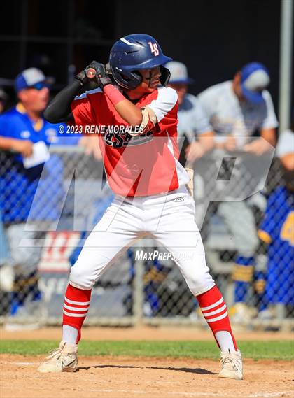 Thumbnail 2 in Bishop Amat vs La Salle photogallery.