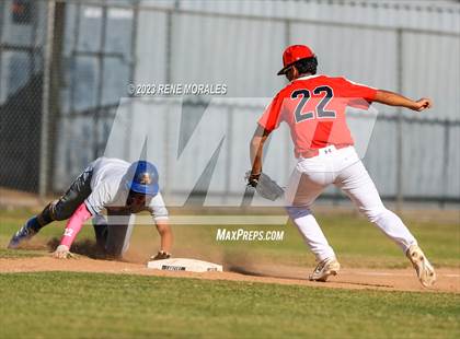 Thumbnail 3 in Bishop Amat vs La Salle photogallery.