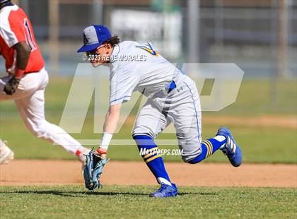 Thumbnail 3 in Bishop Amat vs La Salle photogallery.
