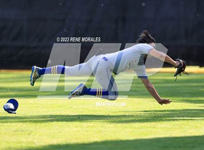 Thumbnail 2 in Bishop Amat vs La Salle photogallery.