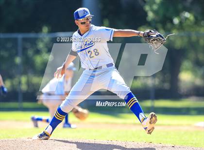 Thumbnail 3 in Bishop Amat vs La Salle photogallery.