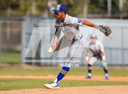 Thumbnail 3 in Bishop Amat vs La Salle photogallery.