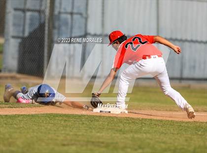 Thumbnail 3 in Bishop Amat vs La Salle photogallery.