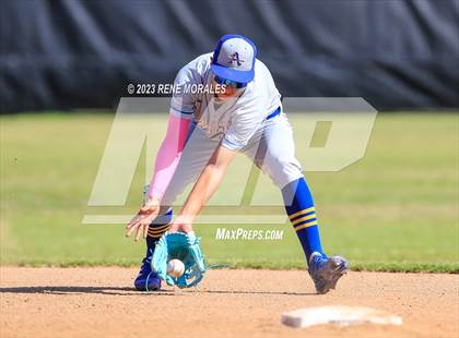 Thumbnail 3 in Bishop Amat vs La Salle photogallery.