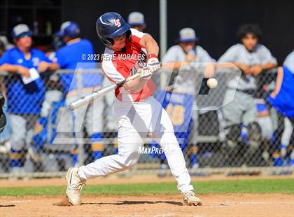 Thumbnail 2 in Bishop Amat vs La Salle photogallery.