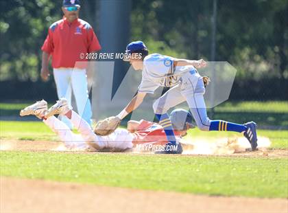 Thumbnail 3 in Bishop Amat vs La Salle photogallery.