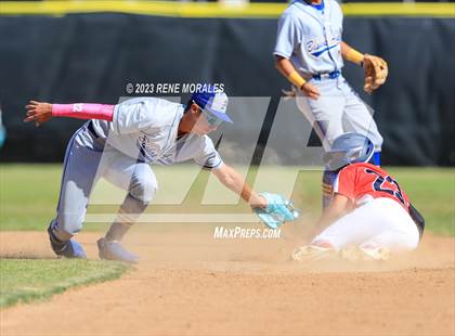 Thumbnail 2 in Bishop Amat vs La Salle photogallery.