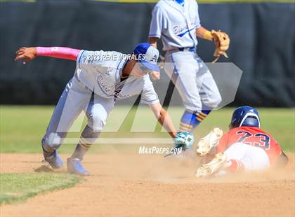 Thumbnail 3 in Bishop Amat vs La Salle photogallery.