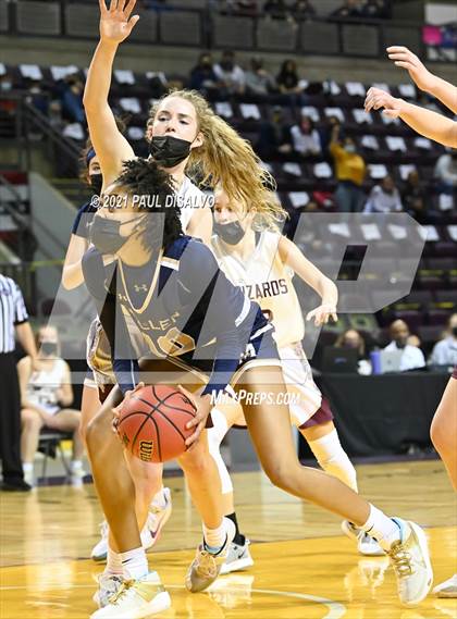 Thumbnail 2 in Mullen vs. Windsor (CHSAA 4A State Final) photogallery.
