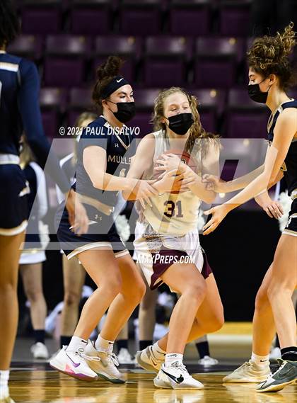 Thumbnail 2 in Mullen vs. Windsor (CHSAA 4A State Final) photogallery.
