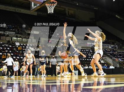 Thumbnail 3 in Mullen vs. Windsor (CHSAA 4A State Final) photogallery.
