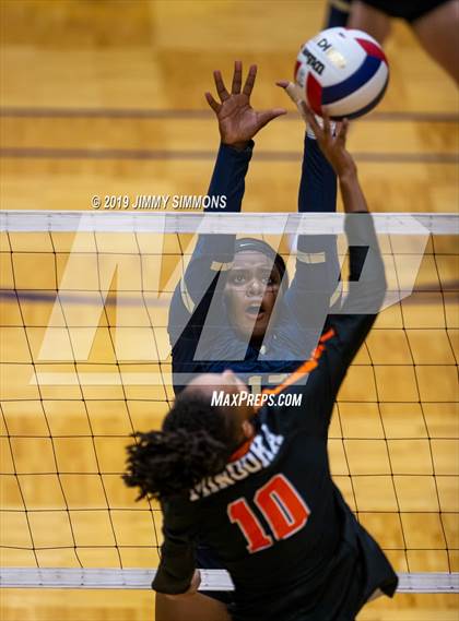 Thumbnail 2 in Minooka vs. Althoff Catholic (IHSA 4A Sectional Final) photogallery.