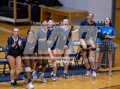 Thumbnail 3 in Minooka vs. Althoff Catholic (IHSA 4A Sectional Final) photogallery.
