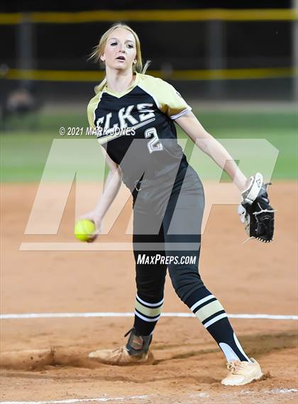 Thumbnail 1 in Benson vs. Round Valley (AIA 2A Semifinal) photogallery.