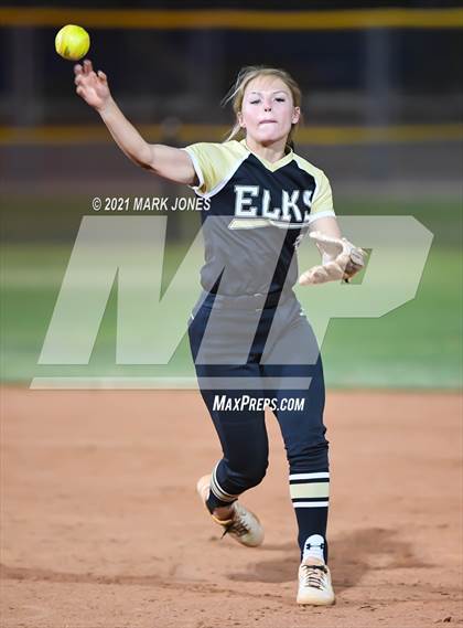 Thumbnail 3 in Benson vs. Round Valley (AIA 2A Semifinal) photogallery.