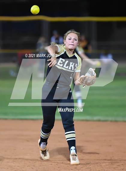 Thumbnail 2 in Benson vs. Round Valley (AIA 2A Semifinal) photogallery.