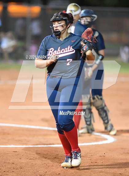 Thumbnail 3 in Benson vs. Round Valley (AIA 2A Semifinal) photogallery.