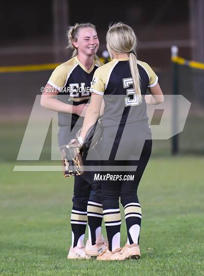 Thumbnail 3 in Benson vs. Round Valley (AIA 2A Semifinal) photogallery.