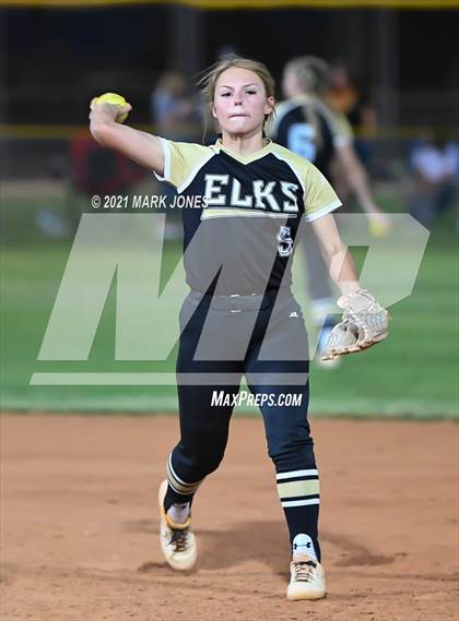 Thumbnail 1 in Benson vs. Round Valley (AIA 2A Semifinal) photogallery.
