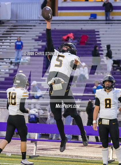 Thumbnail 2 in Round Valley @ Valley Christian (AIA 3A Semifinal) photogallery.