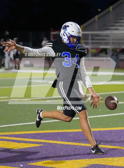 Thumbnail 1 in Round Valley @ Valley Christian (AIA 3A Semifinal) photogallery.