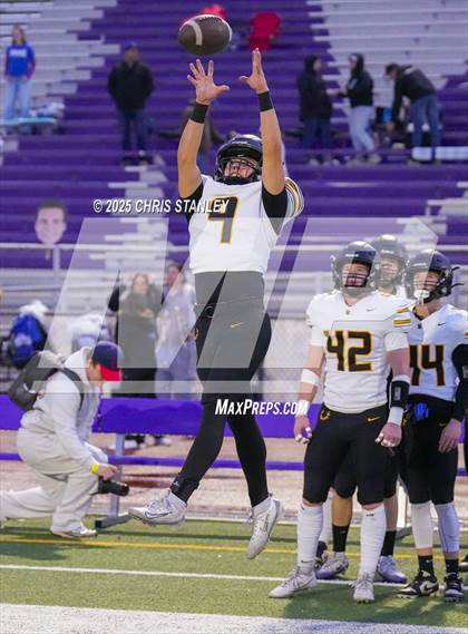 Thumbnail 1 in Round Valley @ Valley Christian (AIA 3A Semifinal) photogallery.