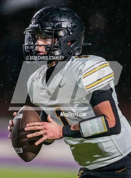 Thumbnail 2 in Round Valley @ Valley Christian (AIA 3A Semifinal) photogallery.