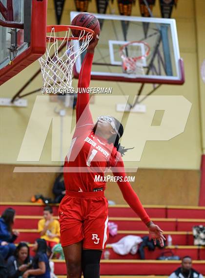 Thumbnail 3 in Regis Jesuit vs. Sacred Heart Cathedral Preparatory photogallery.
