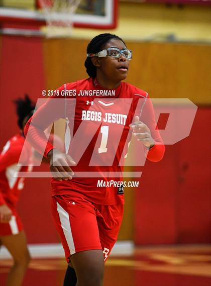 Thumbnail 3 in Regis Jesuit vs. Sacred Heart Cathedral Preparatory photogallery.