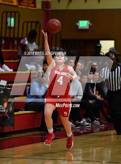 Thumbnail 2 in Regis Jesuit vs. Sacred Heart Cathedral Preparatory photogallery.