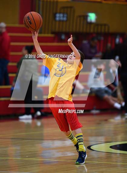 Thumbnail 1 in Regis Jesuit vs. Sacred Heart Cathedral Preparatory photogallery.