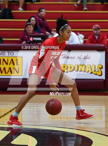 Thumbnail 3 in Regis Jesuit vs. Sacred Heart Cathedral Preparatory photogallery.