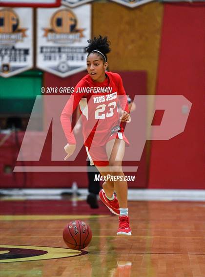 Thumbnail 2 in Regis Jesuit vs. Sacred Heart Cathedral Preparatory photogallery.