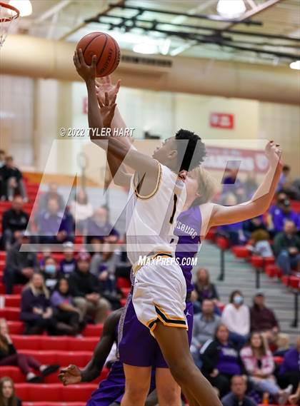 Thumbnail 3 in Brownsburg vs. Avon (Hendricks County Tournament) photogallery.