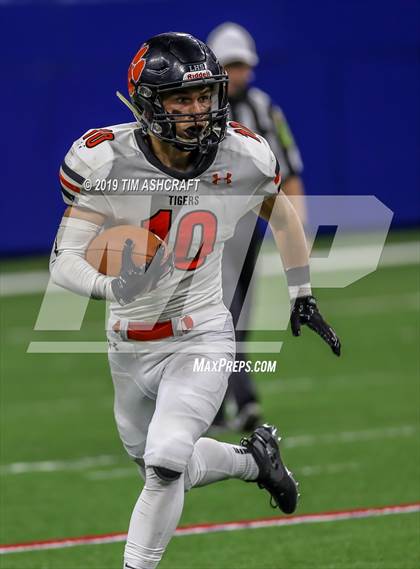 Thumbnail 2 in Milan vs Lawrenceburg photogallery.