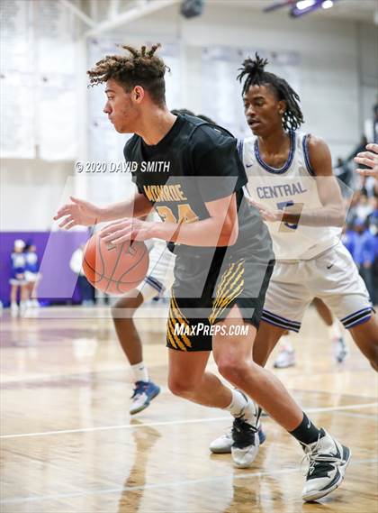 Thumbnail 1 in Central vs. Monroe City (MSHSAA Class 3 Quarterfinal) photogallery.