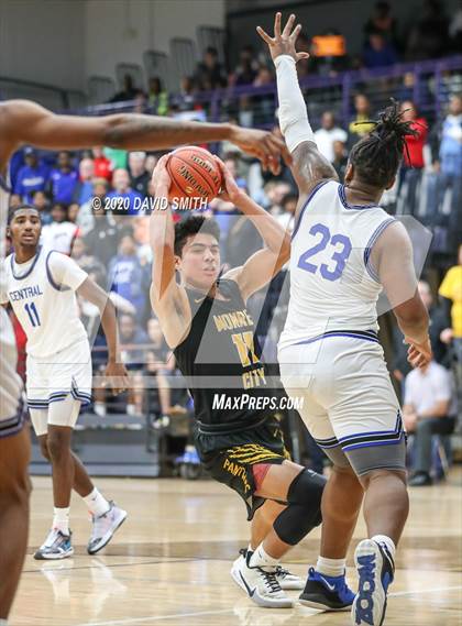 Thumbnail 2 in Central vs. Monroe City (MSHSAA Class 3 Quarterfinal) photogallery.