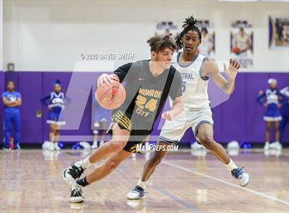 Thumbnail 3 in Central vs. Monroe City (MSHSAA Class 3 Quarterfinal) photogallery.