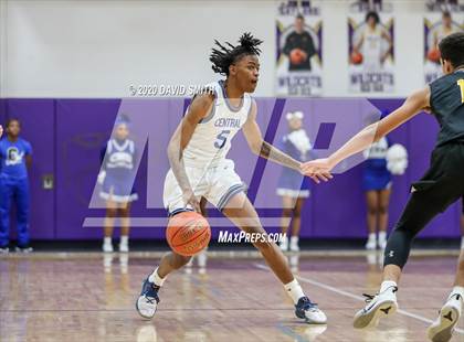 Thumbnail 1 in Central vs. Monroe City (MSHSAA Class 3 Quarterfinal) photogallery.