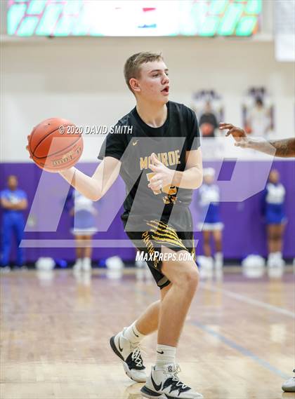 Thumbnail 2 in Central vs. Monroe City (MSHSAA Class 3 Quarterfinal) photogallery.