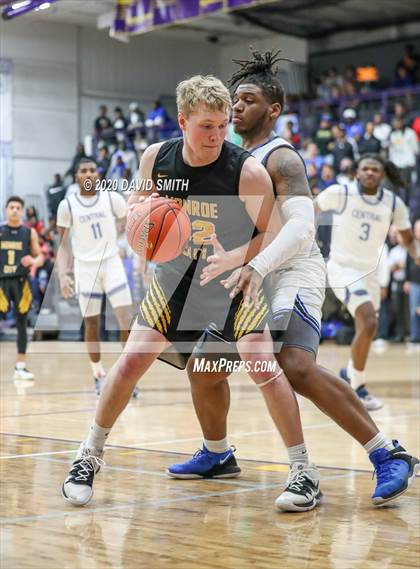 Thumbnail 2 in Central vs. Monroe City (MSHSAA Class 3 Quarterfinal) photogallery.
