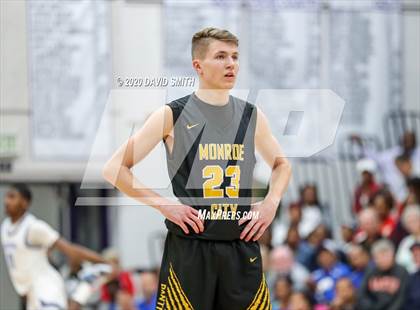 Thumbnail 2 in Central vs. Monroe City (MSHSAA Class 3 Quarterfinal) photogallery.