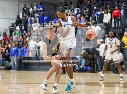 Thumbnail 1 in Central vs. Monroe City (MSHSAA Class 3 Quarterfinal) photogallery.