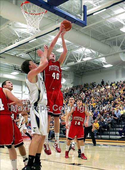 Thumbnail 1 in Teutopolis vs. Pittsfield (IHSA Class 2A Super-Sectional) photogallery.