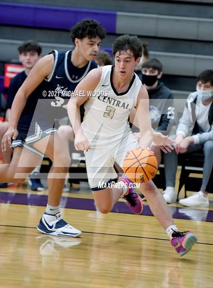 Thumbnail 3 in Central vs. Bentonville West (AAA 6A Second Round Playoff) photogallery.