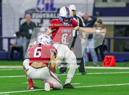 Thumbnail 1 in Tidehaven vs. Gunter (UIL 3A D2 Football Final) photogallery.
